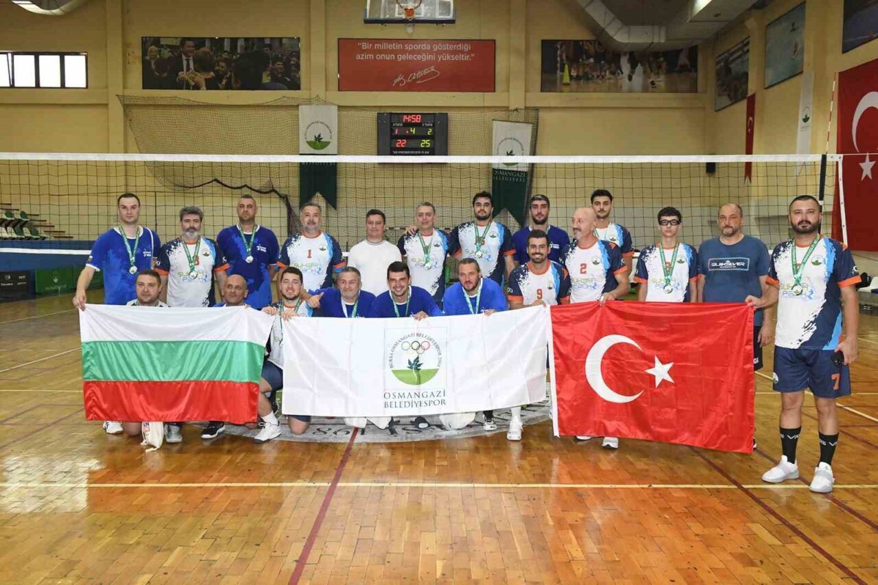 Osmangazi Belediyespor ile Bulgaristan’ın Varna kentinden gelen voleybol takımı, dostluk