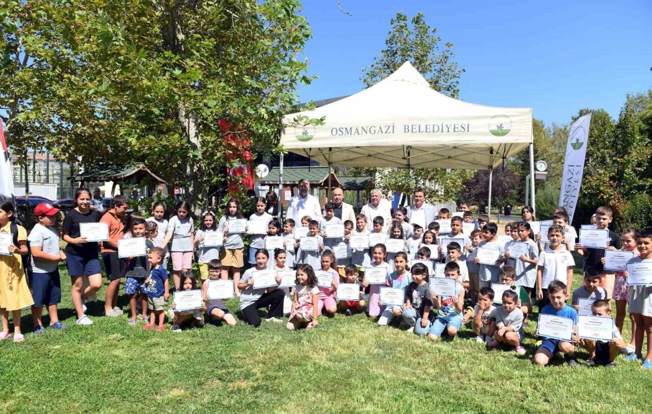 Osmangazi Belediyesi’nin yaz spor okulları kapsamında düzenlediği yüzme kursları büyük