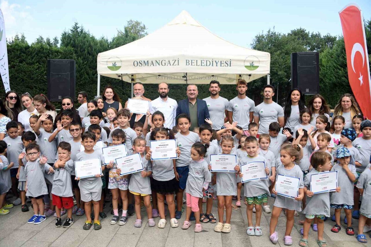 Osmangazi Belediyesi’nin yaz spor okulları kapsamında düzenlediği yüzme kursları büyük