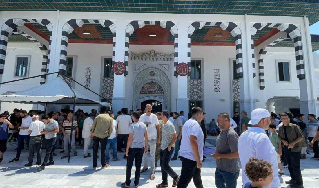 Osmaniye’de hayırsever vatandaşların yardımlarıyla yapımı tamamlanan Cebelibereket Şehitlik Camii, kılınan