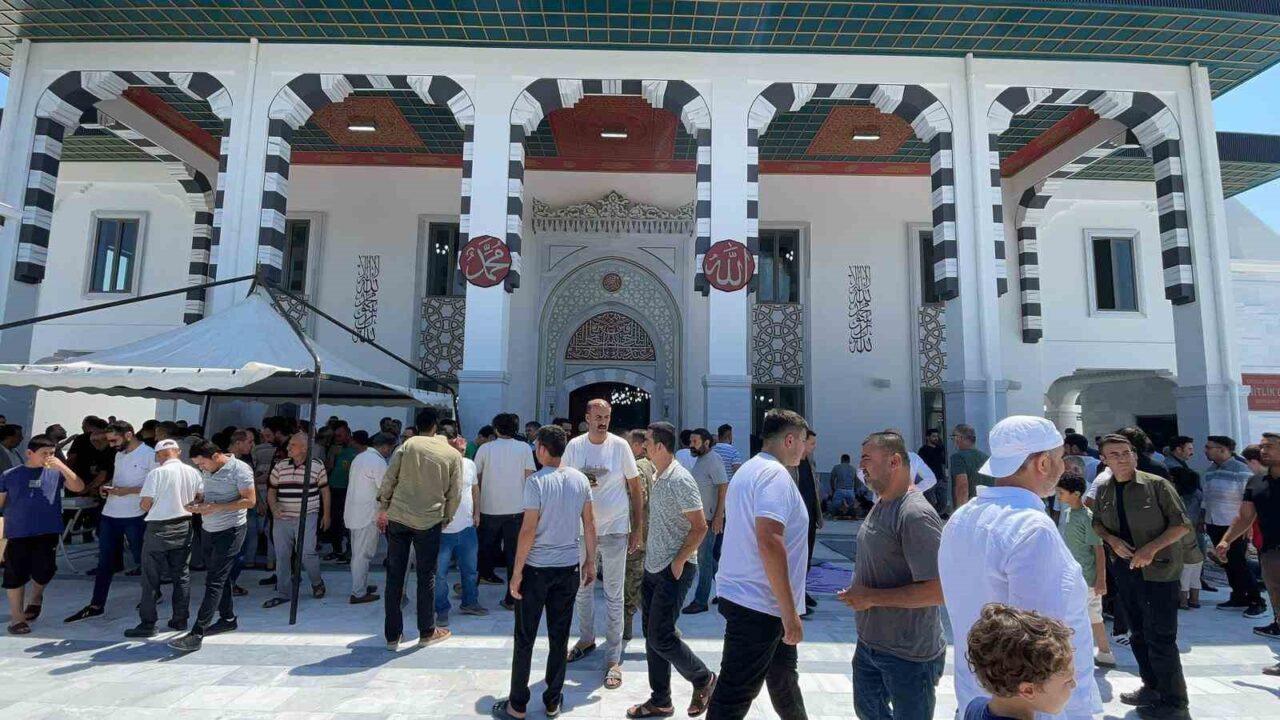 Osmaniye’de hayırsever vatandaşların yardımlarıyla yapımı tamamlanan Cebelibereket Şehitlik Camii, kılınan