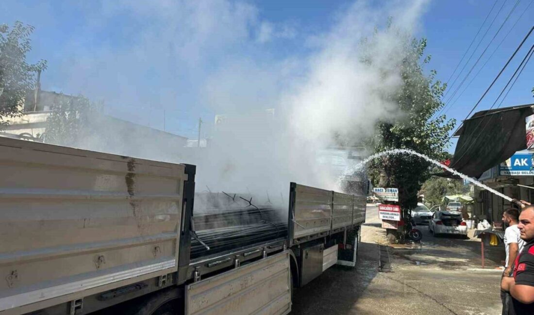 Osmaniye’nin Düziçi ilçesinde demir yüklü tırın dorsesinde başlayan yangın ekiplerin