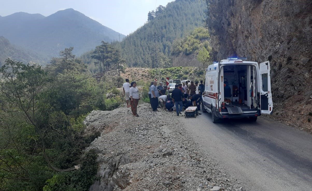 Osmaniye’nin Düziçi ilçesinde meydana gelen trafik kazasında kontrolden çıkan otomobil