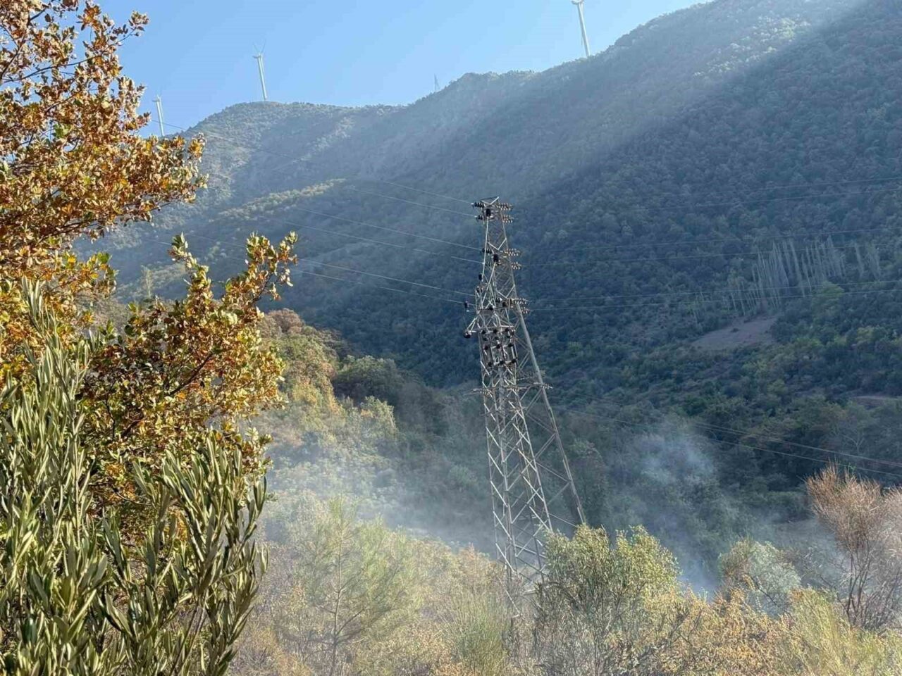 Osmaniye’nin Bahçe ilçesinde ormanlık alanda çıkan yangın, ekiplerin havadan ve