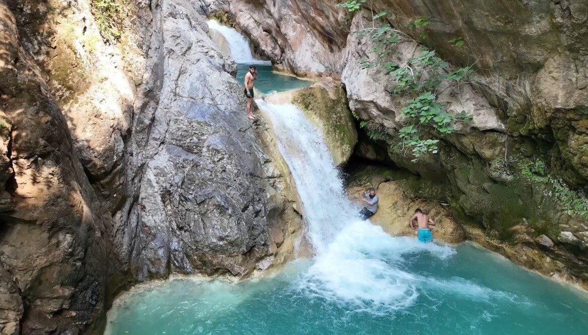 Osmaniye’de etkisini artıran sıcak hava nedeniyle bunalan vatandaşlar, Sarısu Şelalesi’nde