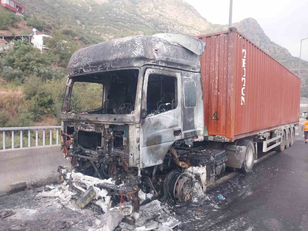 Osmaniye’nin Bahçe ilçesinde, seyir halindeyken alev alan tırda çıkan yangın,