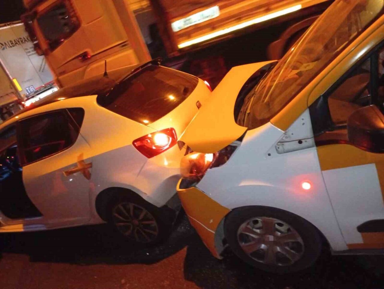 Osmaniye’nin Bahçe ilçesinde tünel içerisinde meydana gelen zincirleme trafik kazasında