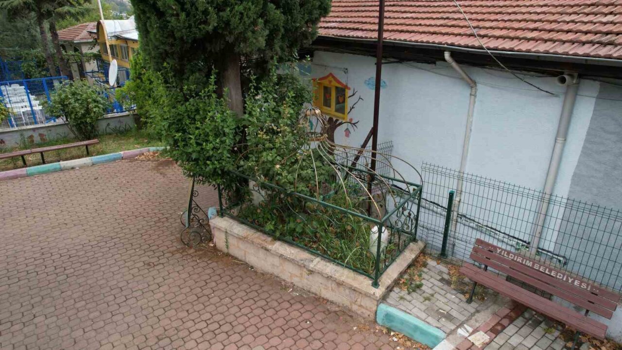 Osmanlı döneminin önemli alimlerinden Molla Arap Hazretleri’nin Bursa Yıldırım’daki kabrinin