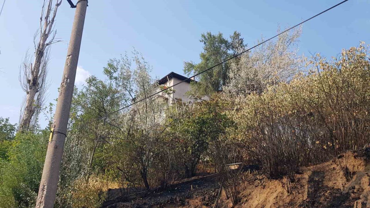 Karabük’te otluk alanda çıkan yangın evlere sıçramadan kontrol altına alarak