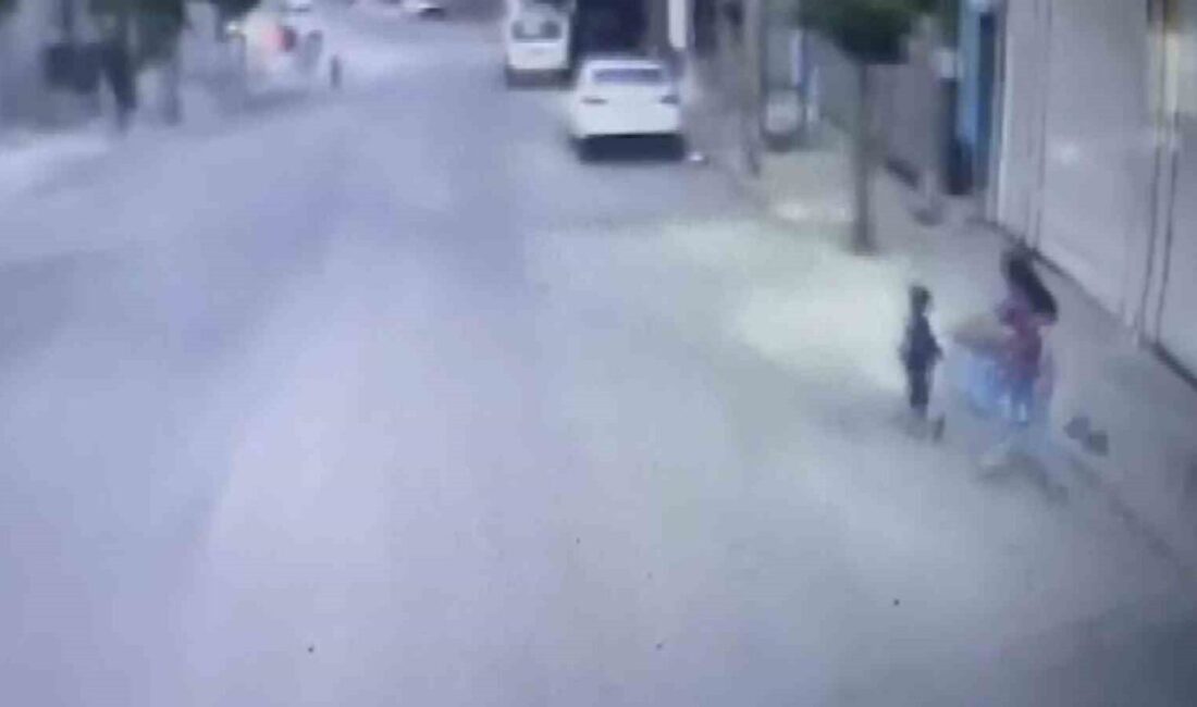 Gaziantep’te ablasının elini bıraktıktan sonra koşarak yolun karşı tarafına geçmeye