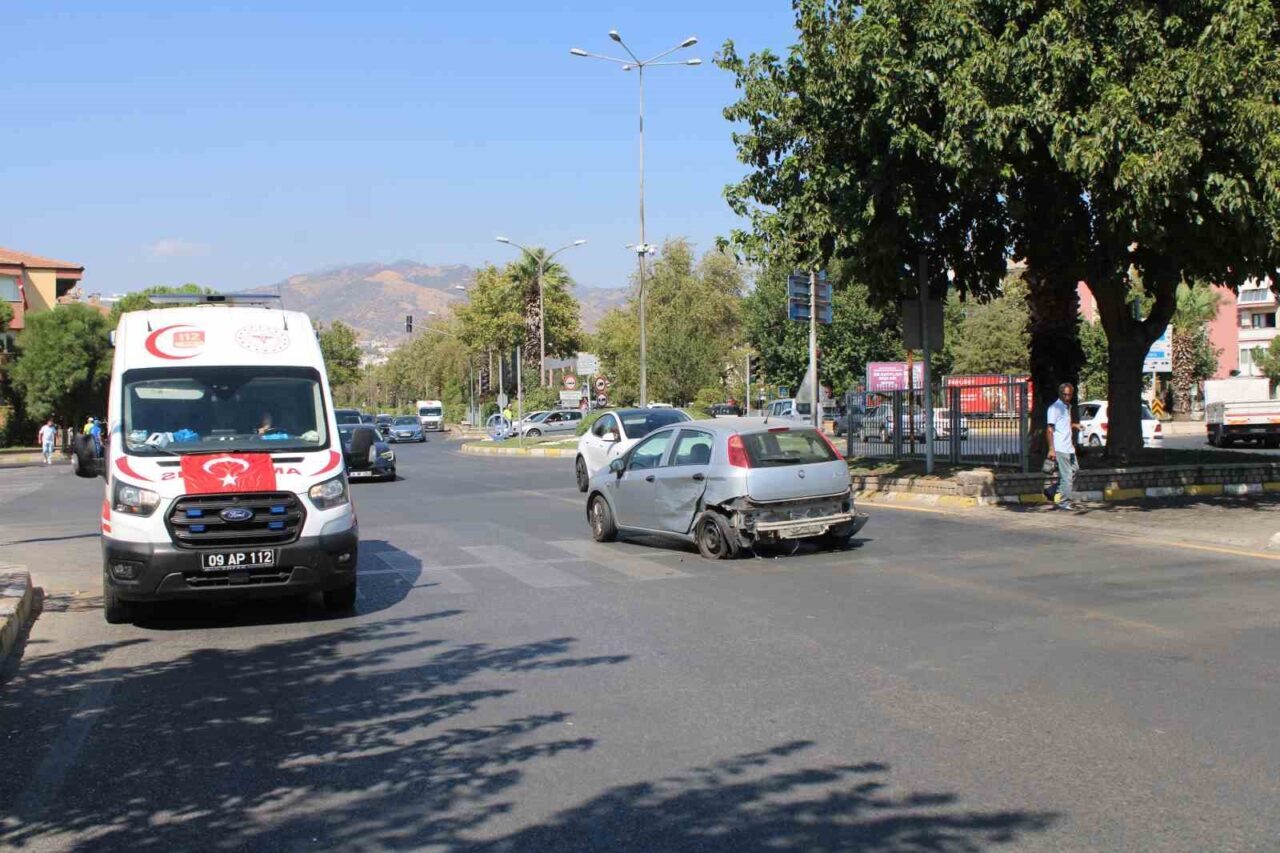 Aydın’ın Efeler ilçesi Muğla Bulvarı üzerinde iki otomobilin çarpışması sonucu