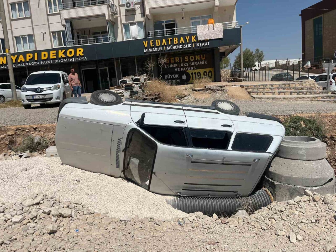 Adıyaman’ın Besni ilçesinde otomobilin alt yapı çukuruna düşmesi sonucu 5