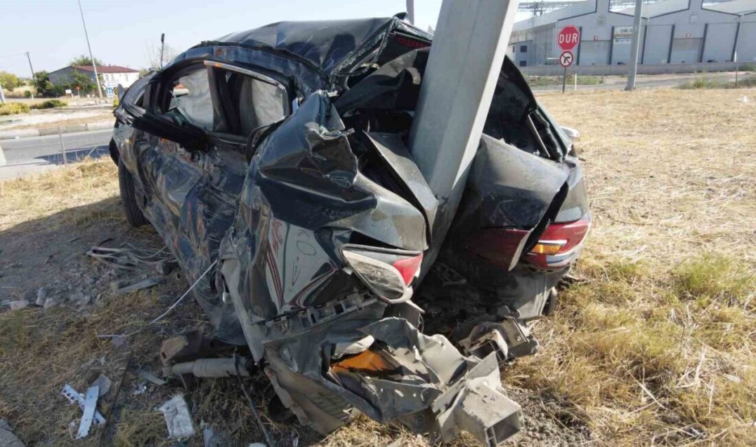 Edirne’de otomobilin direğe ok gibi saplandığı kazada 3 kişi yaralandı.