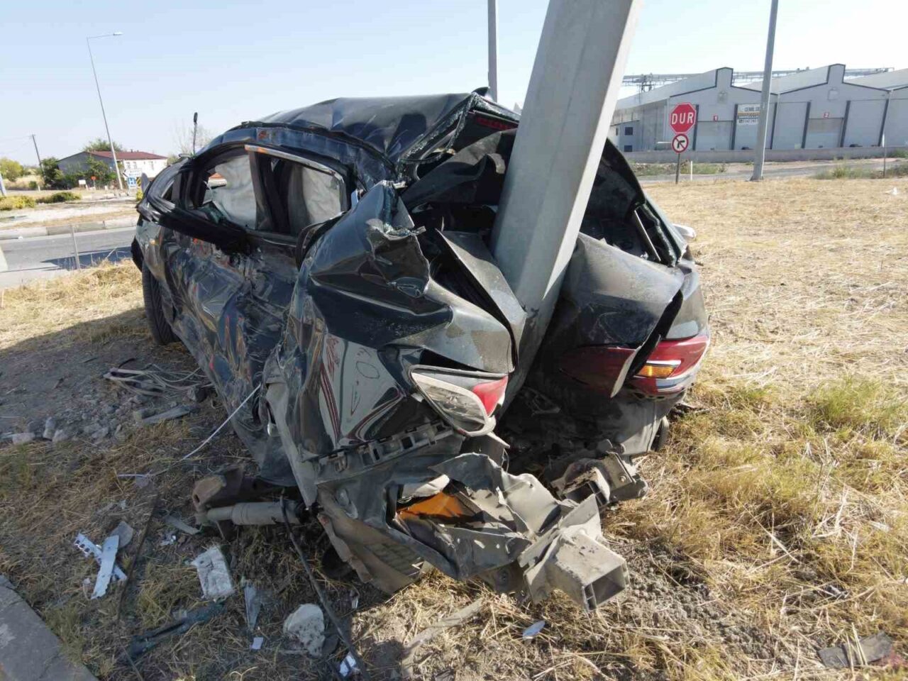 Edirne’de otomobilin direğe ok gibi saplandığı kazada 3 kişi yaralandı.