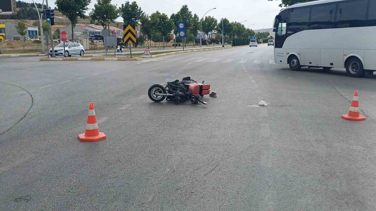 Çorum’da kırmızı ışık ihlali yaparak ters yönden gelen elektrikli motosiklet