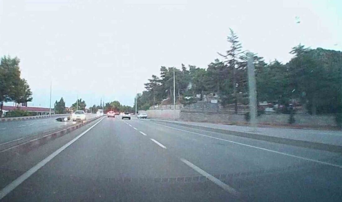 Afyonkarahisar’da otomobilinin çarpması sonucunda yerde sürüklenen motosikletlinin yaralandığı kaza bir