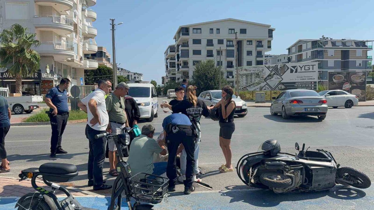 Antalya’nın Gazipaşa ilçesinde otomobille motosikletin çarpıştığı kazada yaralı sürücüye ilk