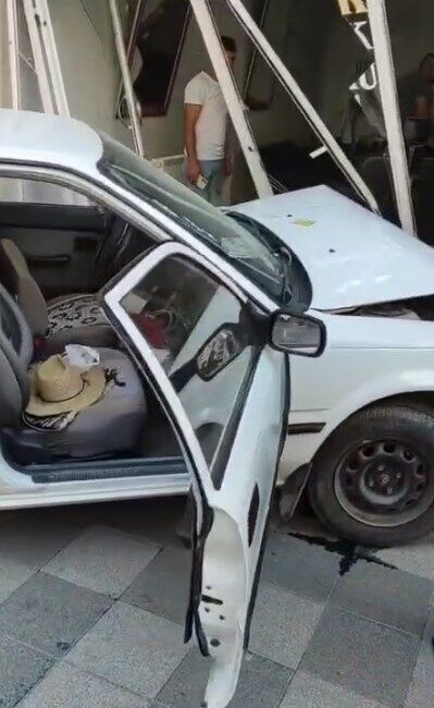 Konya’nın Ereğli ilçesinde kontrolden çıkan otomobil kuaför dükkanına daldı. Kazada