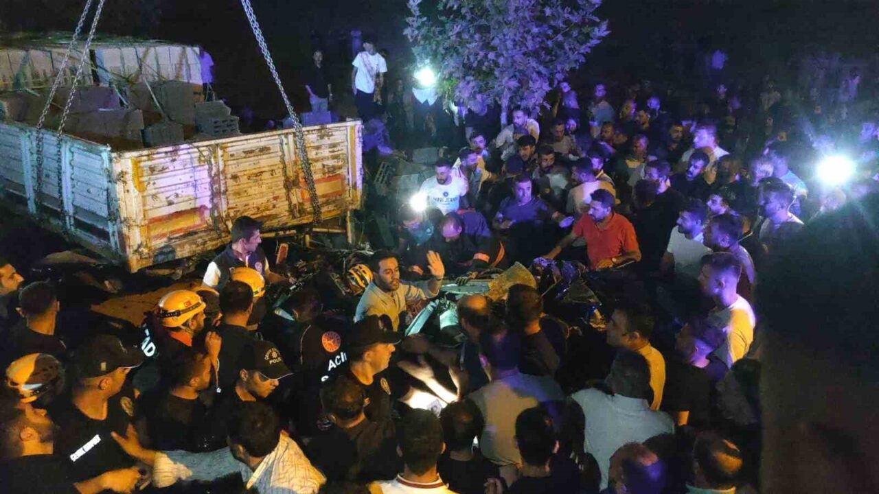 Van’ın İpekyolu ilçesinde park halindeki tıra arkadan çarpan otomobilde bulunan