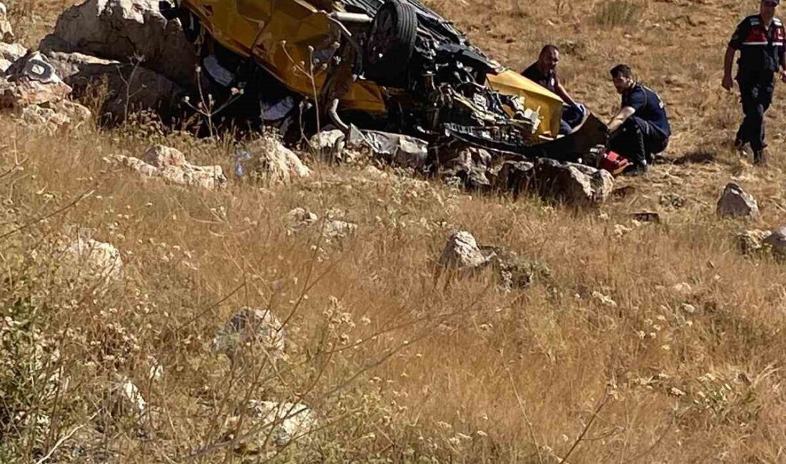 Sivas’ta şarampole uçan otomobilin sürücüsü hayatını kaybederken, 2 kişi yaralandı.