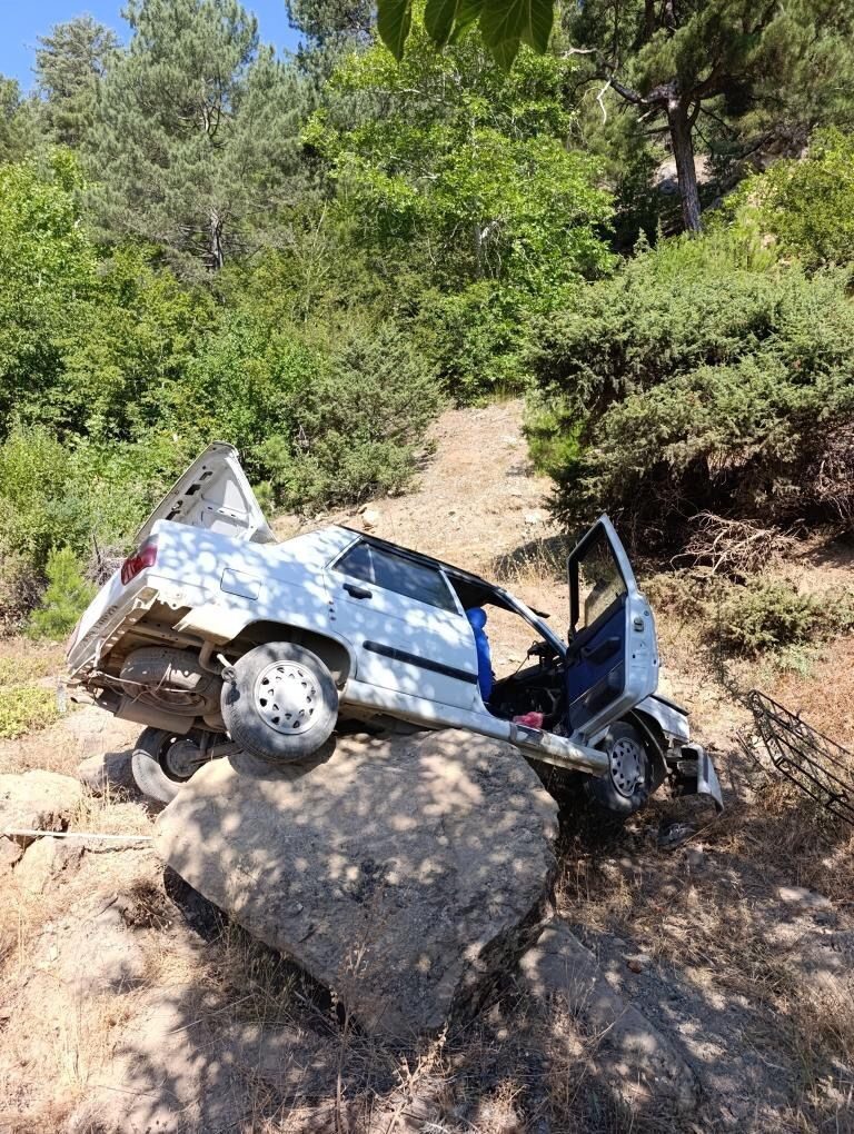 Adana’nın Feke ilçesinde otomobilin şarampole devrilmesi sonucu 2 kişi yaralandı.