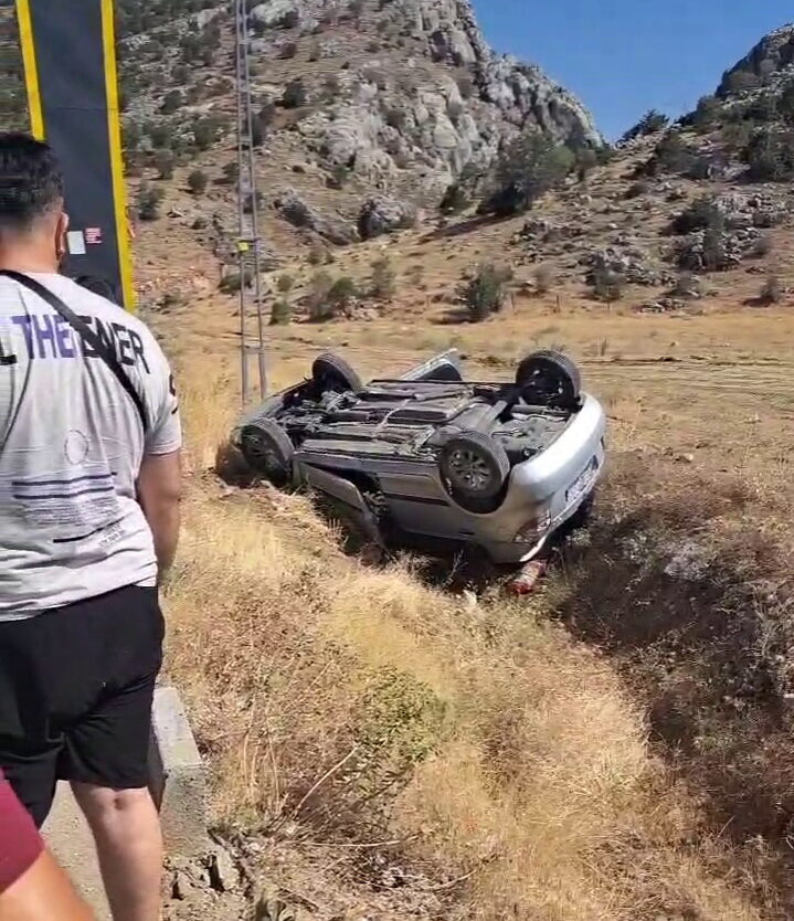 Adıyaman’ın Sincik ilçesinde otomobilin şarampole yuvarlanması sonucu 2 kişi yaralandı.