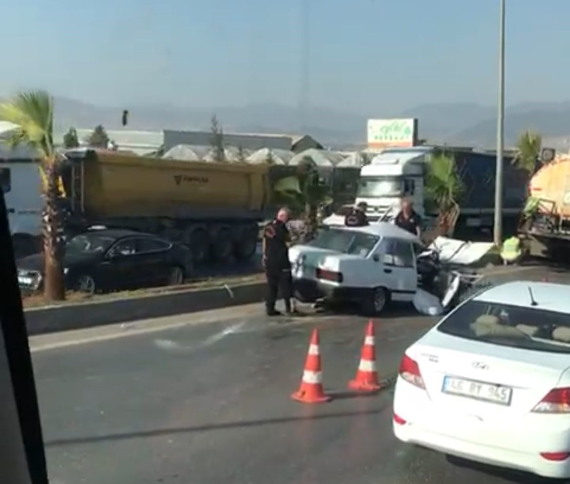 Kahramanmaraş’ta otomobilin tankere çarpması sonucu sürücü ağır yaralandı. Kaza, Onikişubat