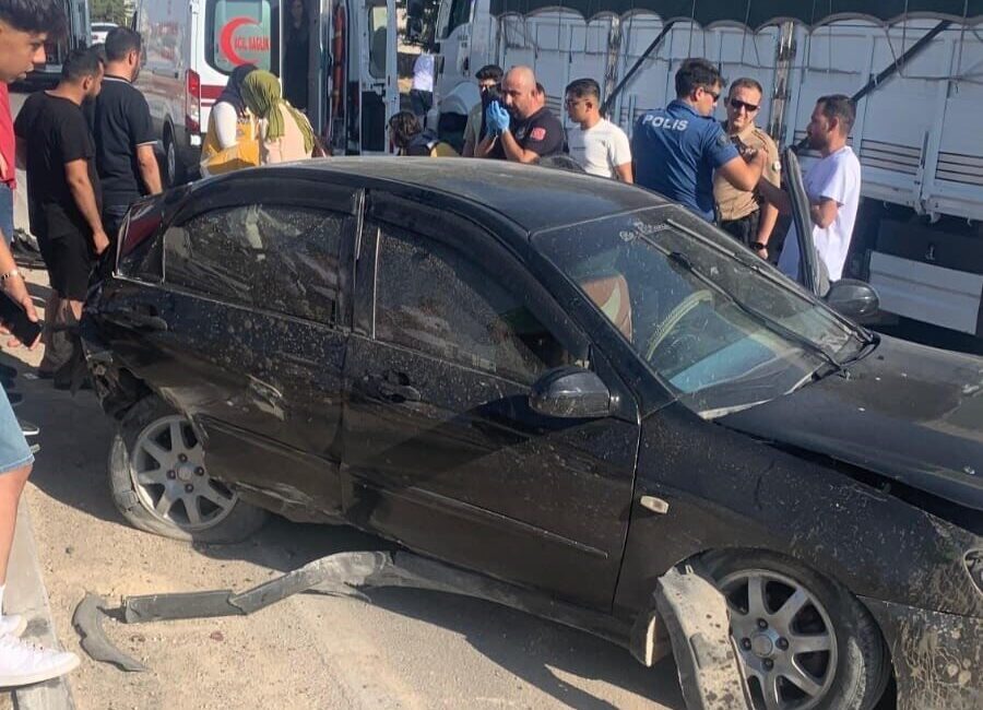 Konya’nın Karapınar ilçesinde otomobilin tıra çarpması sonucu meydana gelen kazada