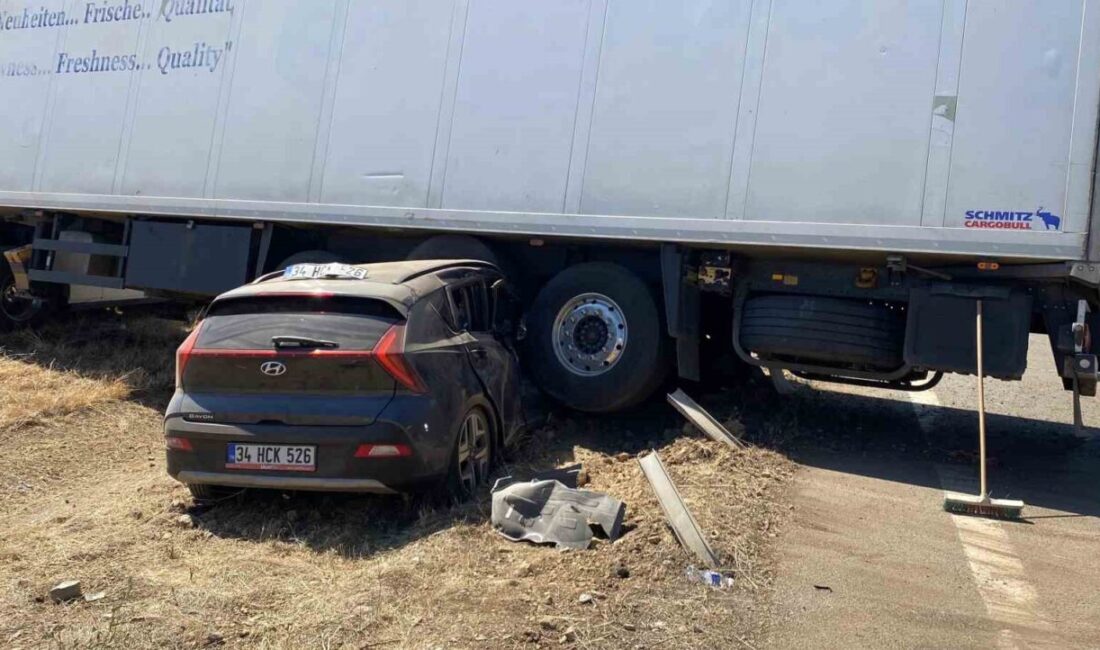 Bolu Anadolu Otoyolu’nda lastiği patlayan tır kontrolden çıkarak otomobille çarpıştı.