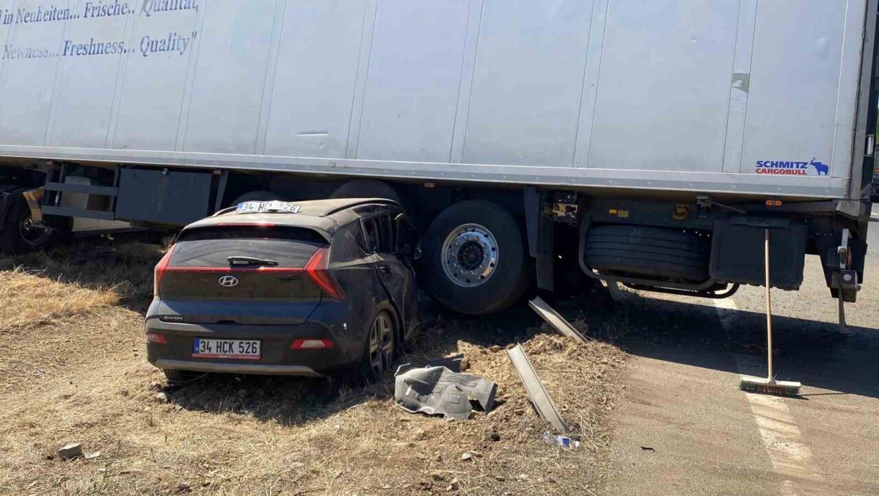 Bolu Anadolu Otoyolu’nda lastiği patlayan tır kontrolden çıkarak otomobille çarpıştı.