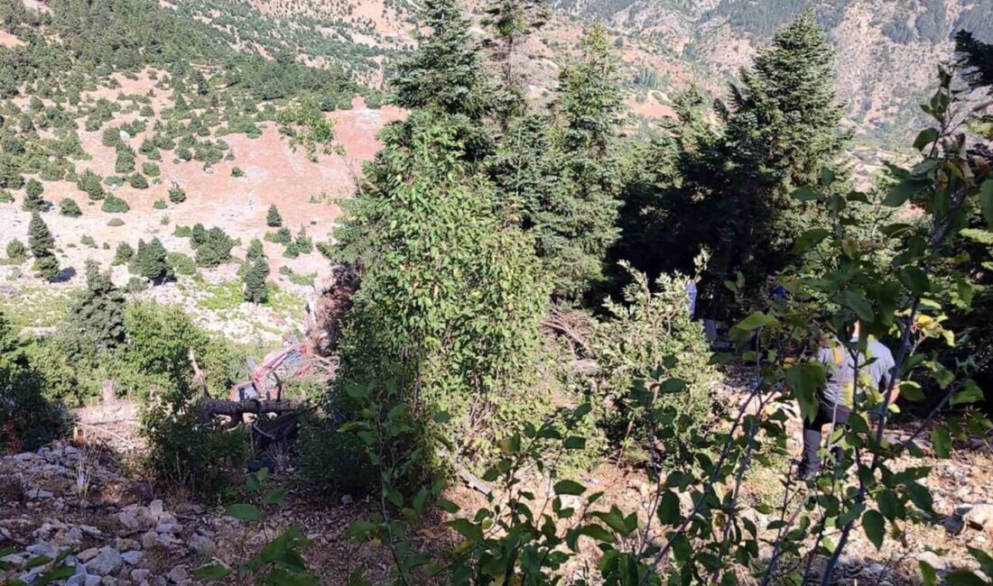 Adana’nın Saimbeyli ilçesinde uçuruma yuvarlanan otomobilde 2 kişi hayatını kaybetti.