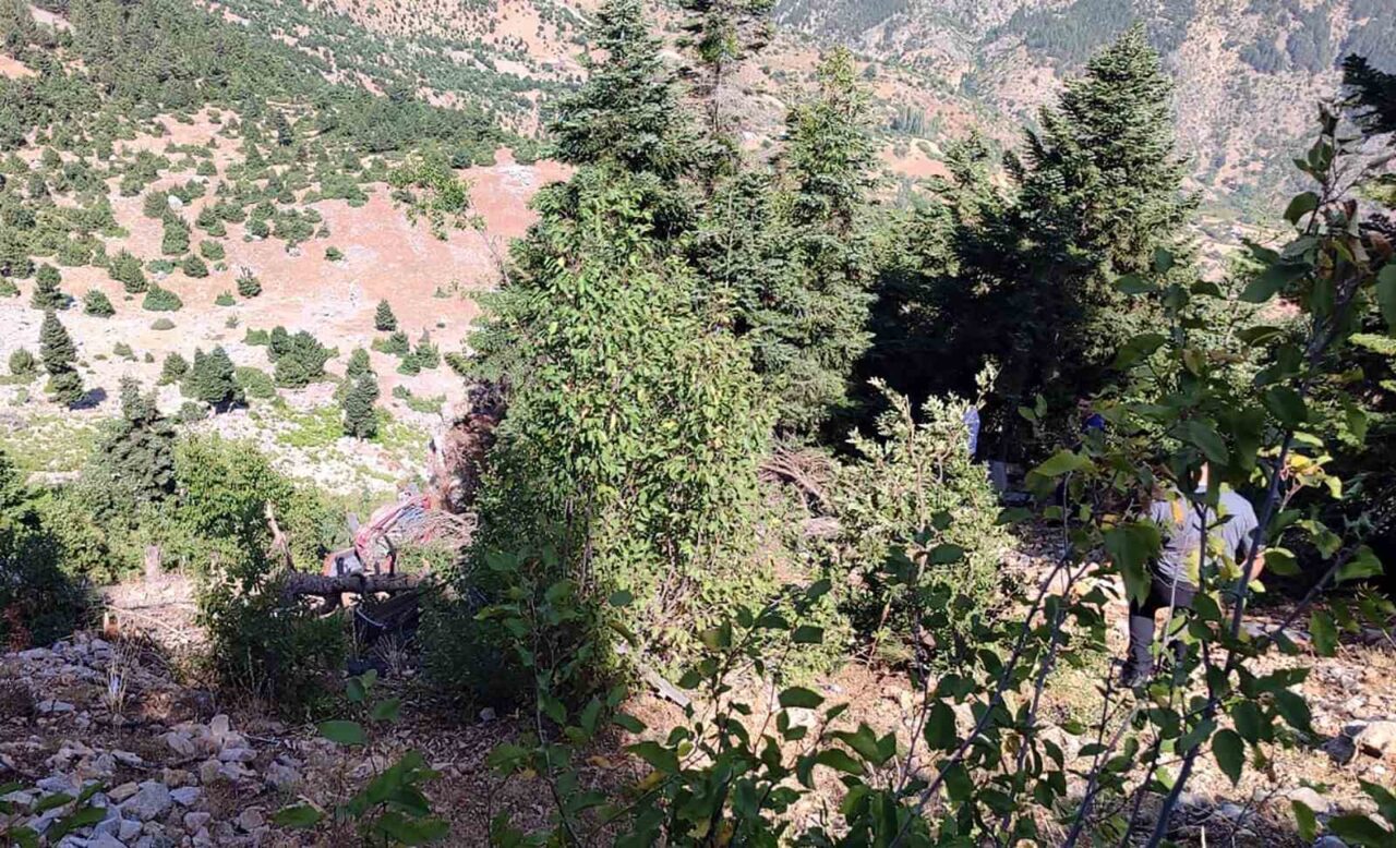 Adana’nın Saimbeyli ilçesinde uçuruma yuvarlanan otomobilde 2 kişi hayatını kaybetti.