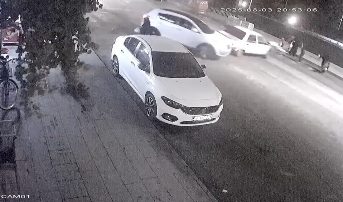 Çorum’un Alaca ilçesinde yaya geçidinde duran araca arkadan çarpan otomobildeki