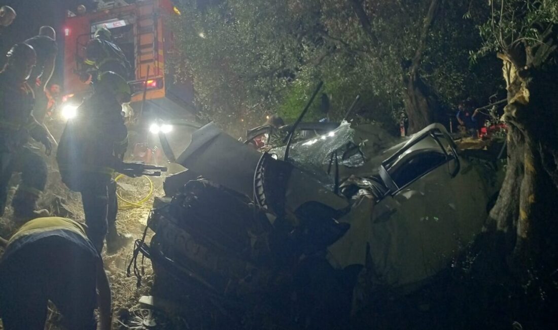 Aydın’ın Çine ilçesinde sürücüsünün direksiyon hakimiyetini kaybettiği otomobil yol kenarındaki