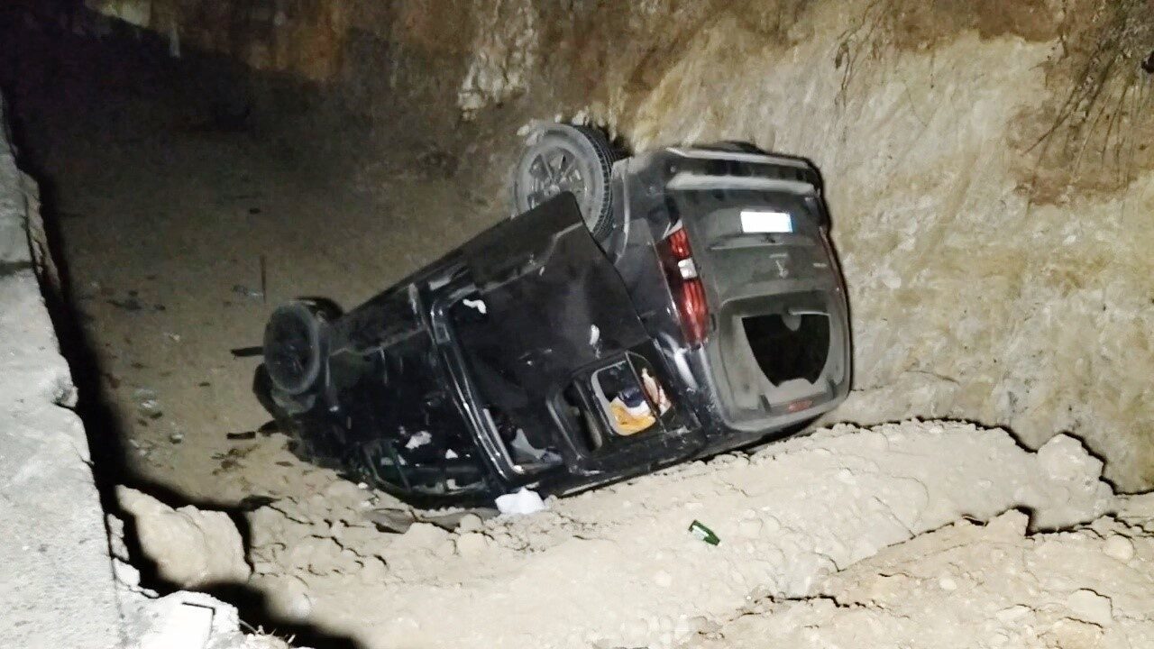 Antalya’nın Manavgat ilçesinde aynı istikametteki otomobile çarpan hafif ticari aracın