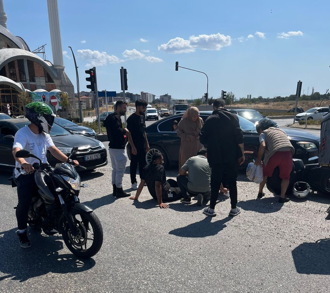 Tekirdağ’ın Kapaklı ilçesinde otomobile çarpmamak için manevra yapan motosiklet devrildi.