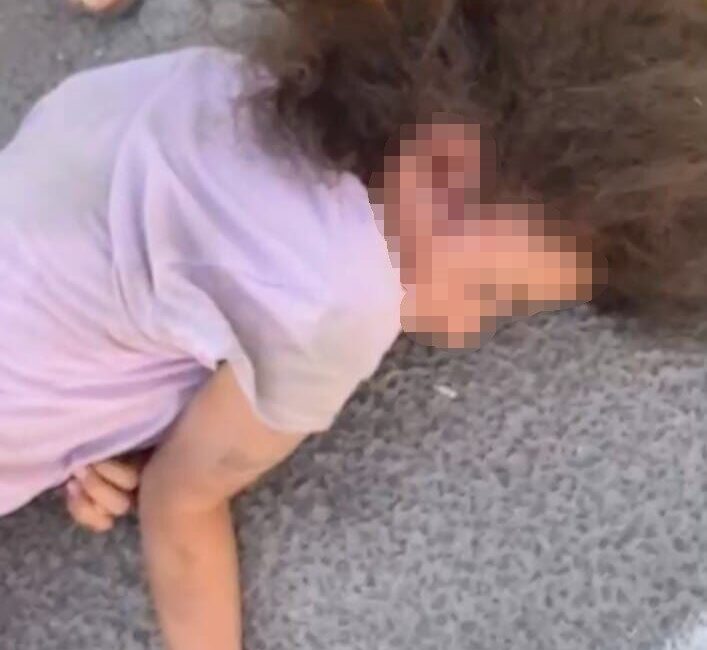 Şanlıurfa’nın Karaköprü ilçesinde yolun karşısına geçmek isterken otomobilin çarpıp kaçtığı