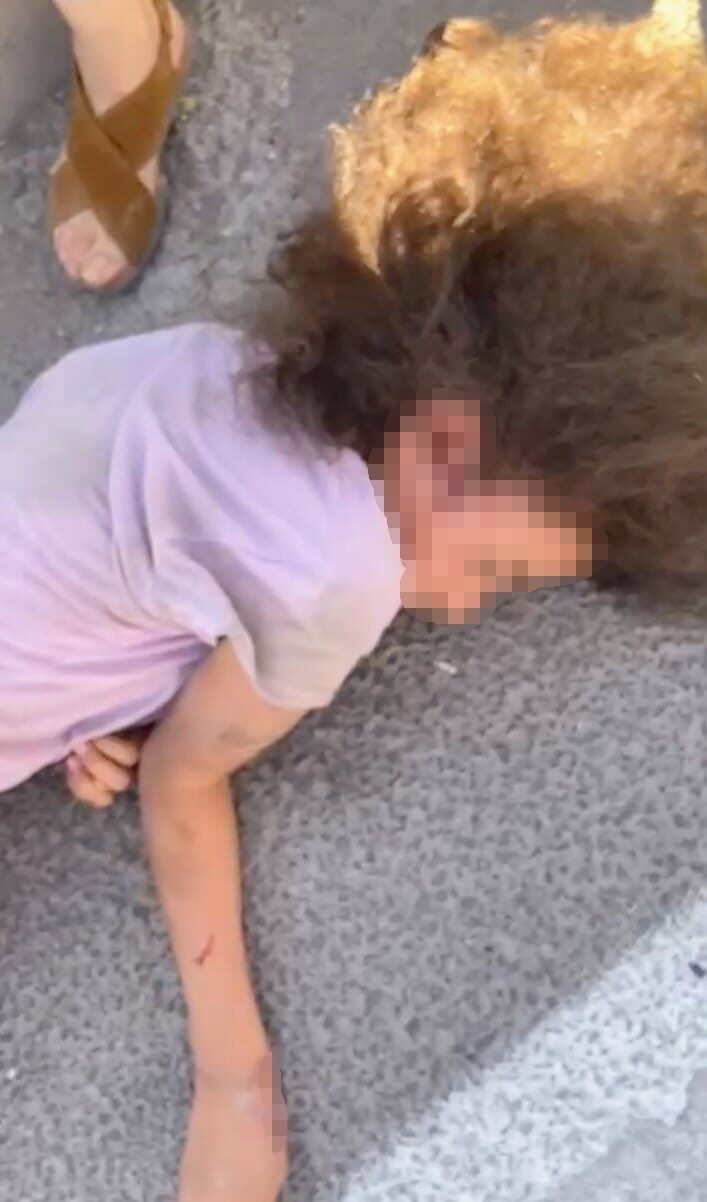 Şanlıurfa’nın Karaköprü ilçesinde yolun karşısına geçmek isterken otomobilin çarpıp kaçtığı