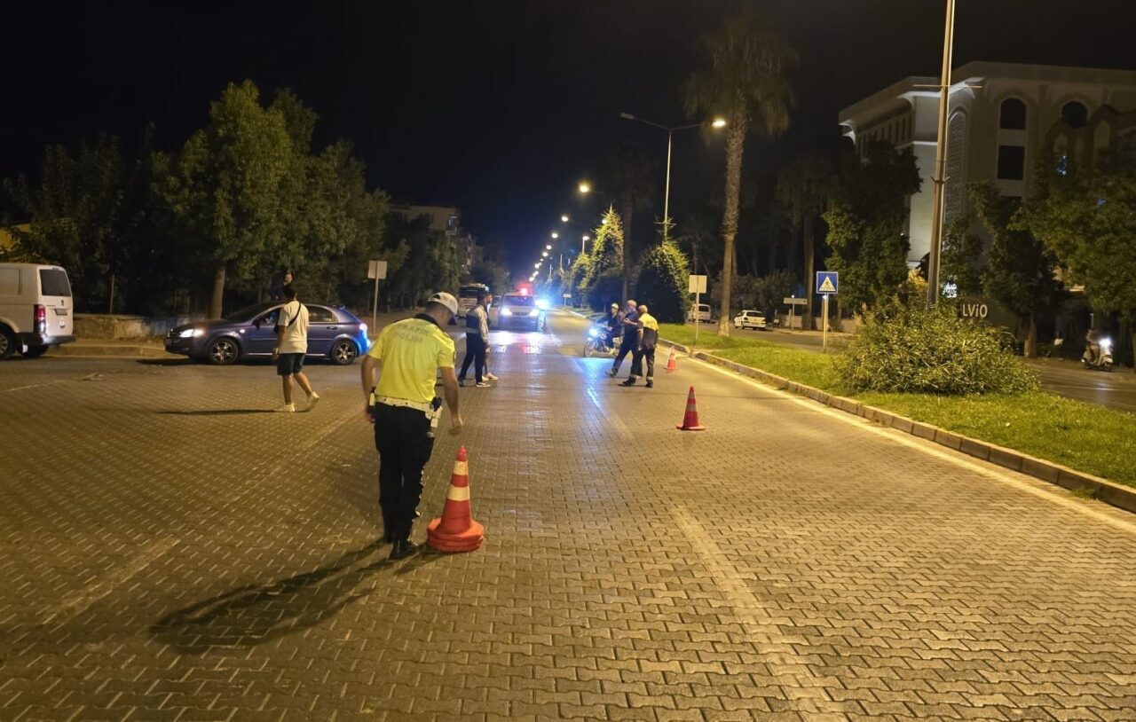 İzmir’in Selçuk ilçesinde, annesiyle beraber yolun karşısına geçmek istediği esnada