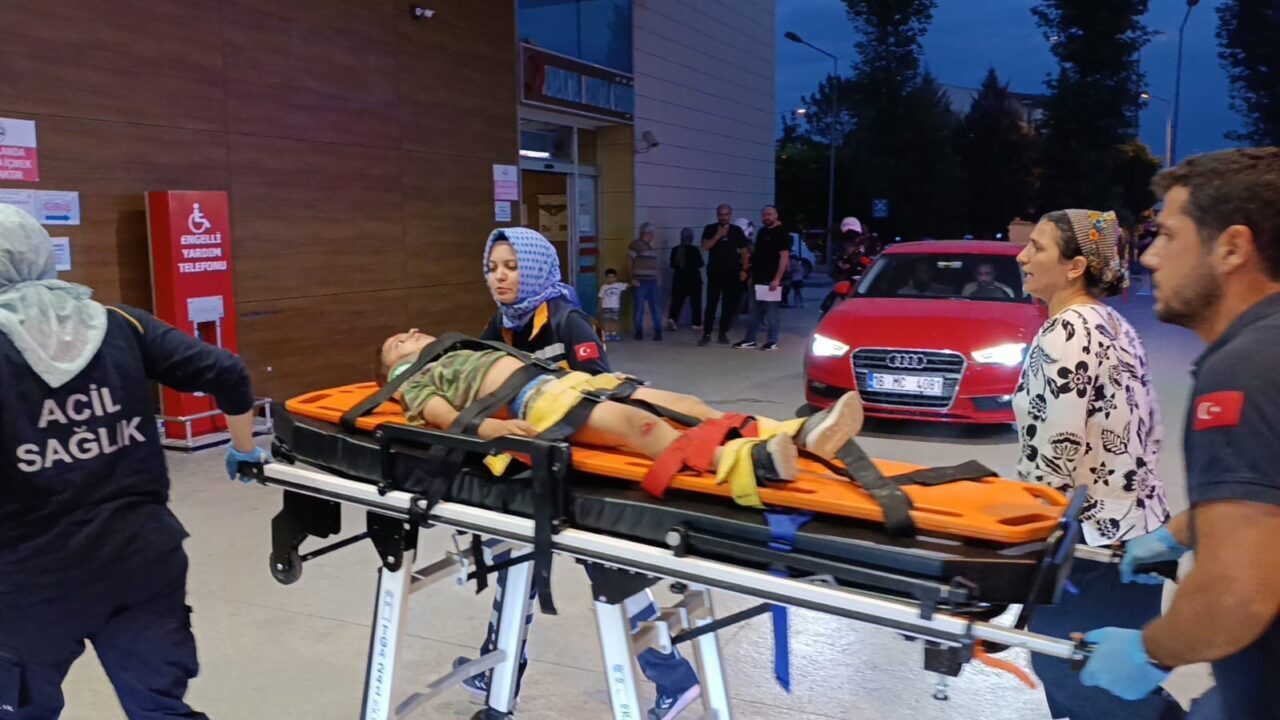 Bursa’nın İnegöl ilçesinde otomobilin çarptığı bisikletli küçük çocuk ağır yaralandı.
