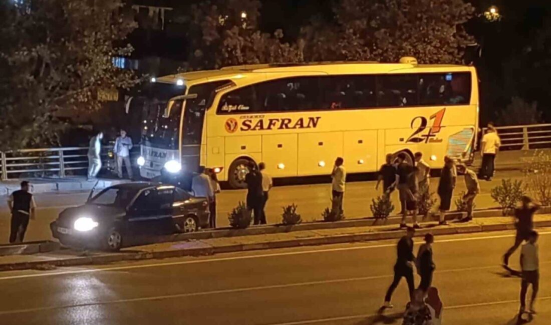 Karabük’te bir otomobilin, yol kenarında yolcu almak için bekleyen otobüse