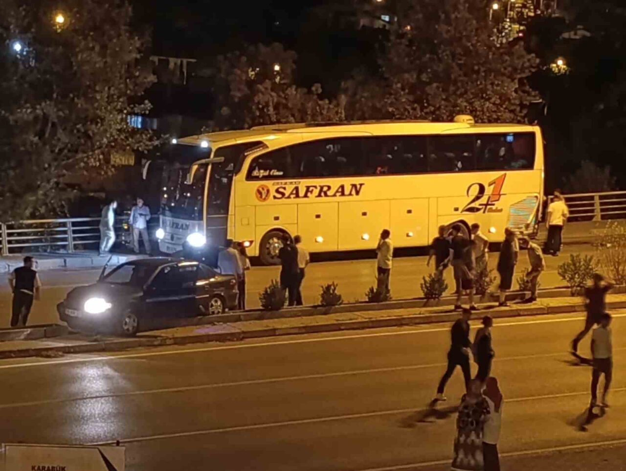 Karabük’te bir otomobilin, yol kenarında yolcu almak için bekleyen otobüse