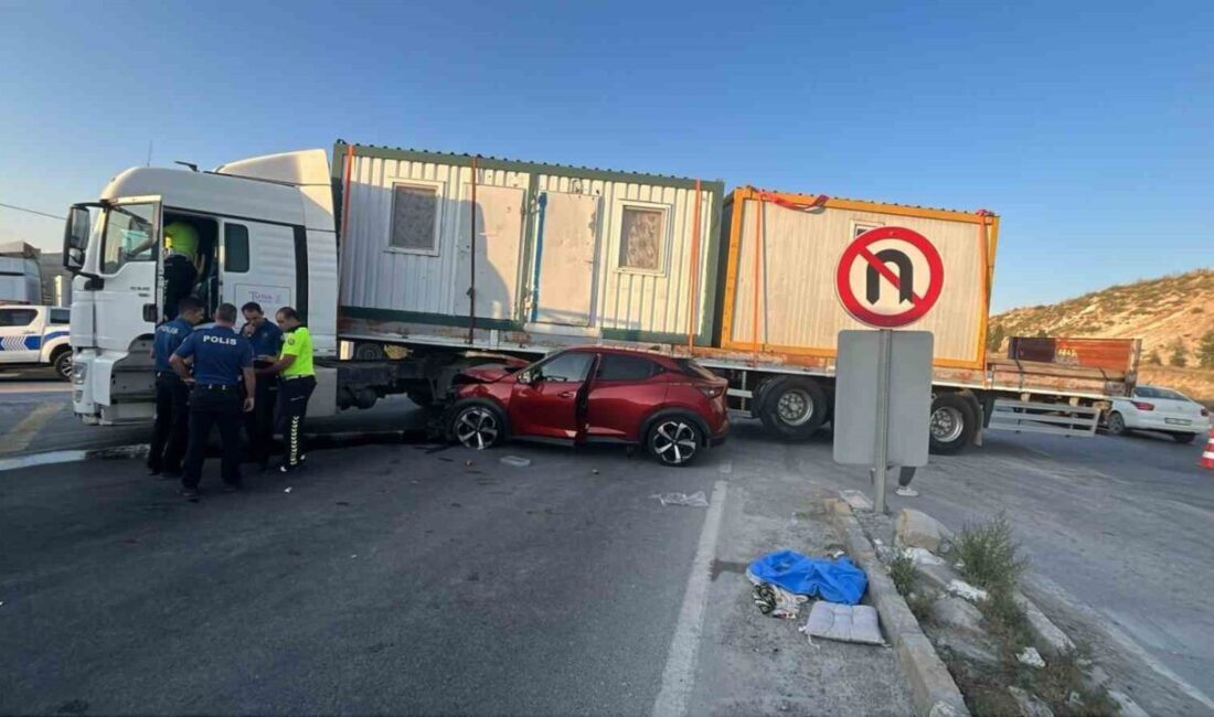Afyonkarahisar’da otomobilin tıra çarpıştığı kazada aynı aileden 4 kişi yaralandı.