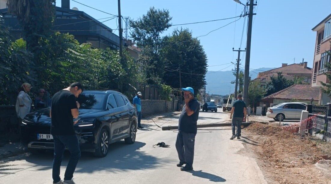 Düzce’de ahşap telefon direği seyir halindeki aracın üzerine devrildi. İçinde