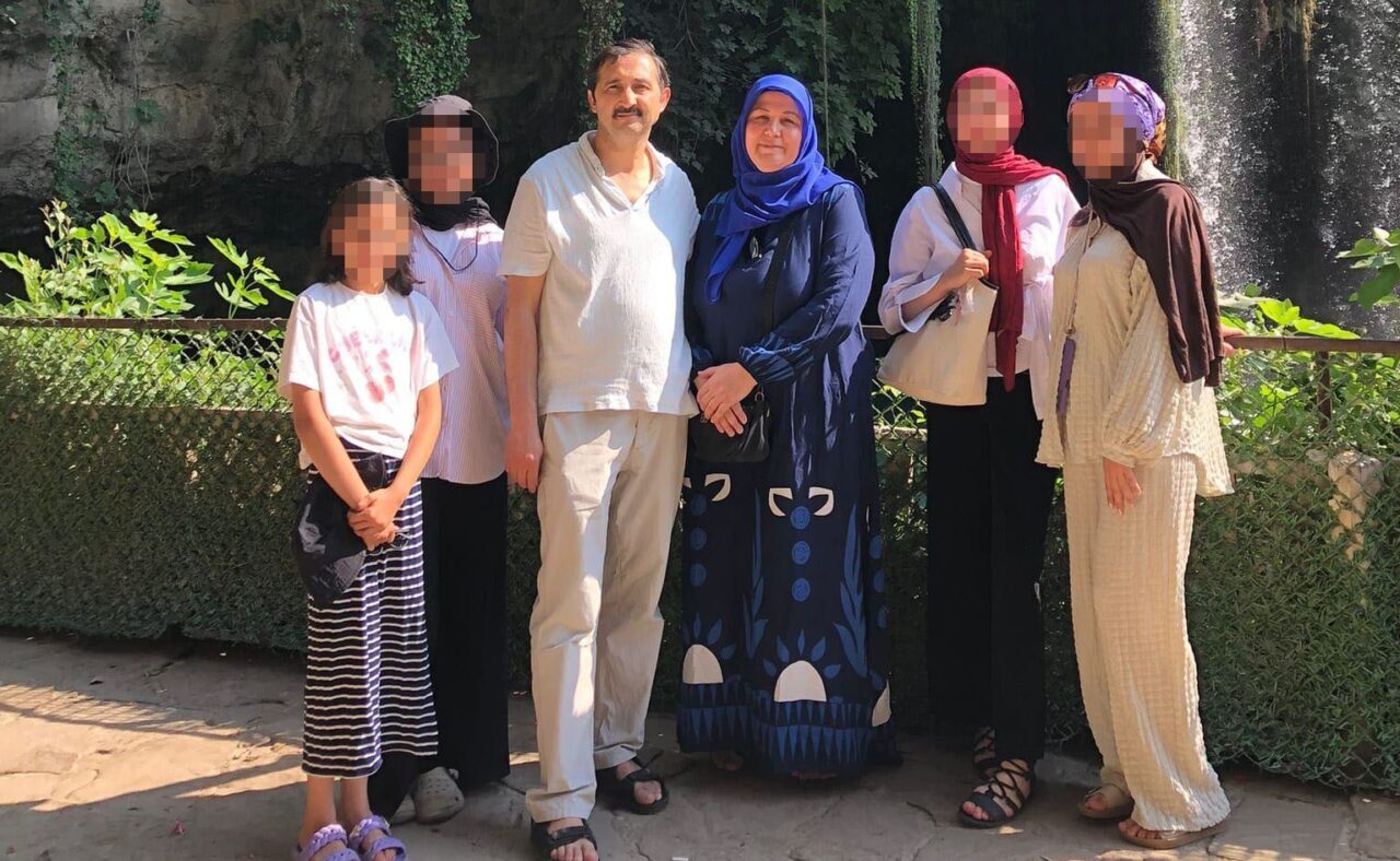 Isparta’da otomobiliyle seyir halinde olan bir sürücü ve ailesi, yol