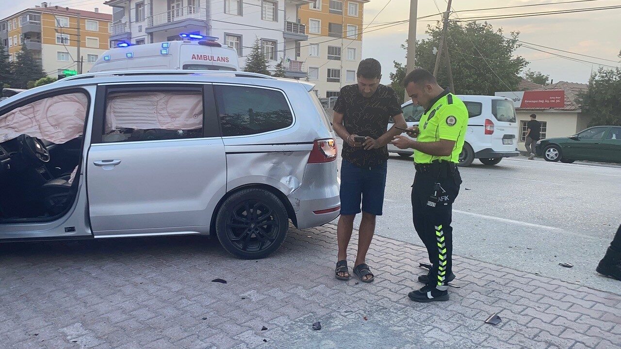 Konya’nın Kulu ilçesinde motosiklet ile otomobilin çarpışması sonucu meydana gelen