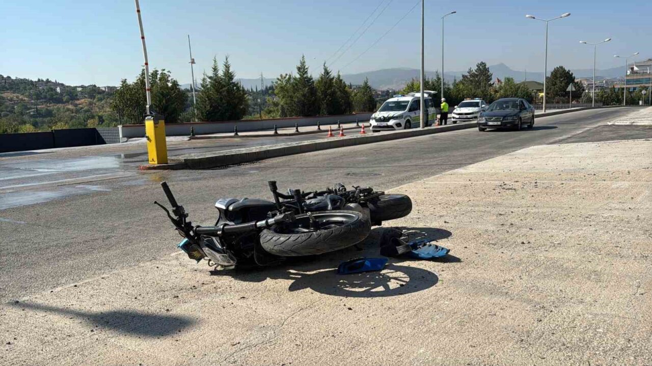 Karabük’te otomobile çarpan motosikletteki 2 kişi ağır yaralandı. Yeşil Mahalle