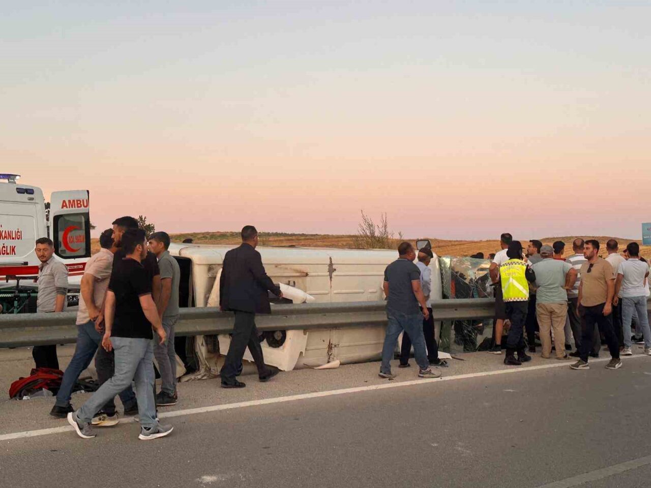 Afyonkarahisar’da otomobil ile midibüsün çarpışması sonucu meydana gelen trafik kazasında