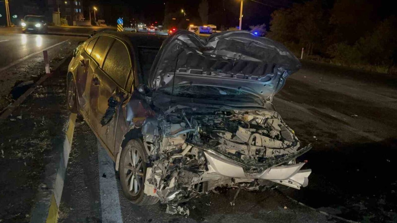 Afyonkarahisar’da iki otomobilin çarpışması sonucu yaşanan trafik kazasında 1 kişi