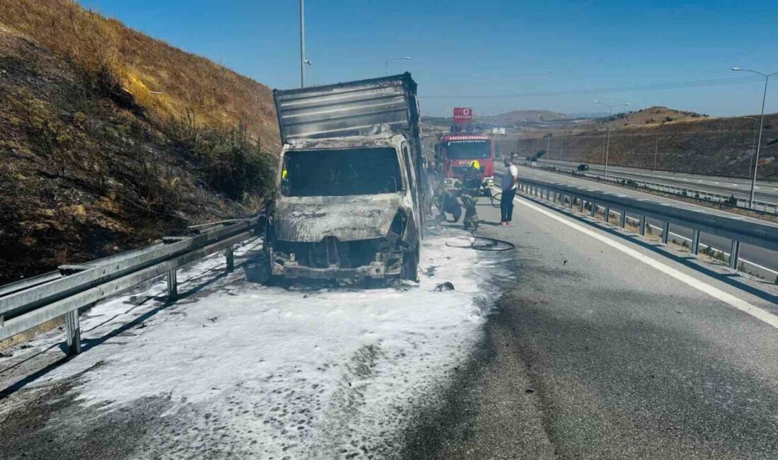 Balıkesir’de İstanbul-İzmir otoyolunda aniden alev alan kamyonet yanarak, kullanılamaz hale